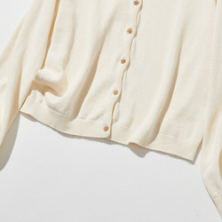 一款舒適百搭的棉麻針織開襟衫，適合全年穿著。米色。 251013-2 第3張的照片