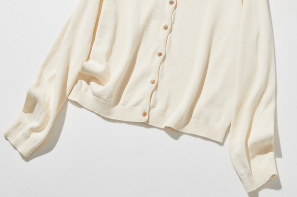 一款舒適百搭的棉麻針織開襟衫，適合全年穿著。米色。 251013-2 第3張的照片