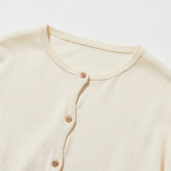 一款舒適百搭的棉麻針織開襟衫，適合全年穿著。米色。 251013-2 第2張的照片