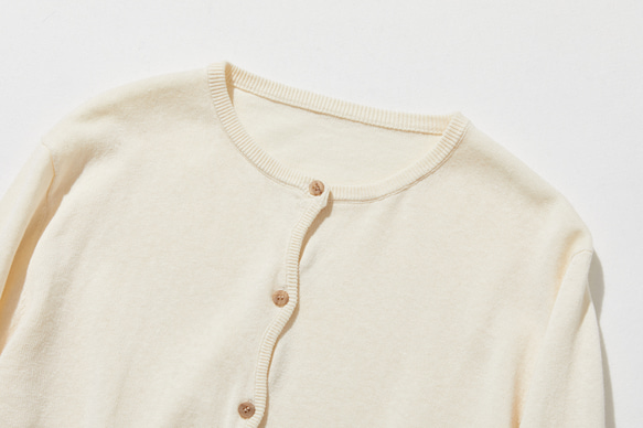 一款舒適百搭的棉麻針織開襟衫，適合全年穿著。米色。 251013-2 第2張的照片