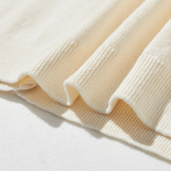 一款舒適百搭的棉麻針織開襟衫，適合全年穿著。米色。 251013-2 第9張的照片