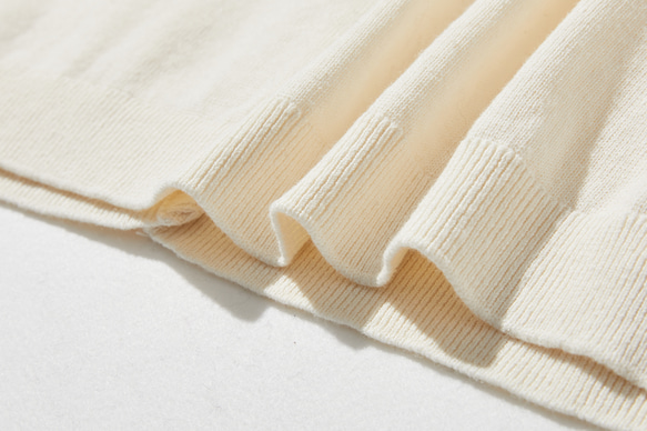 一款舒適百搭的棉麻針織開襟衫，適合全年穿著。米色。 251013-2 第9張的照片