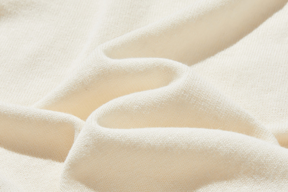 一款舒適百搭的棉麻針織開襟衫，適合全年穿著。米色。 251013-2 第11張的照片