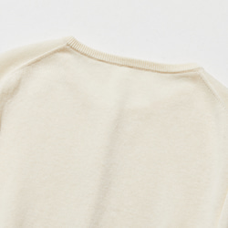 一款舒適百搭的棉麻針織開襟衫，適合全年穿著。米色。 251013-2 第8張的照片