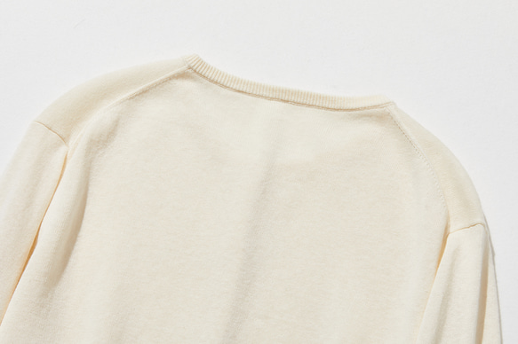 一款舒適百搭的棉麻針織開襟衫，適合全年穿著。米色。 251013-2 第8張的照片