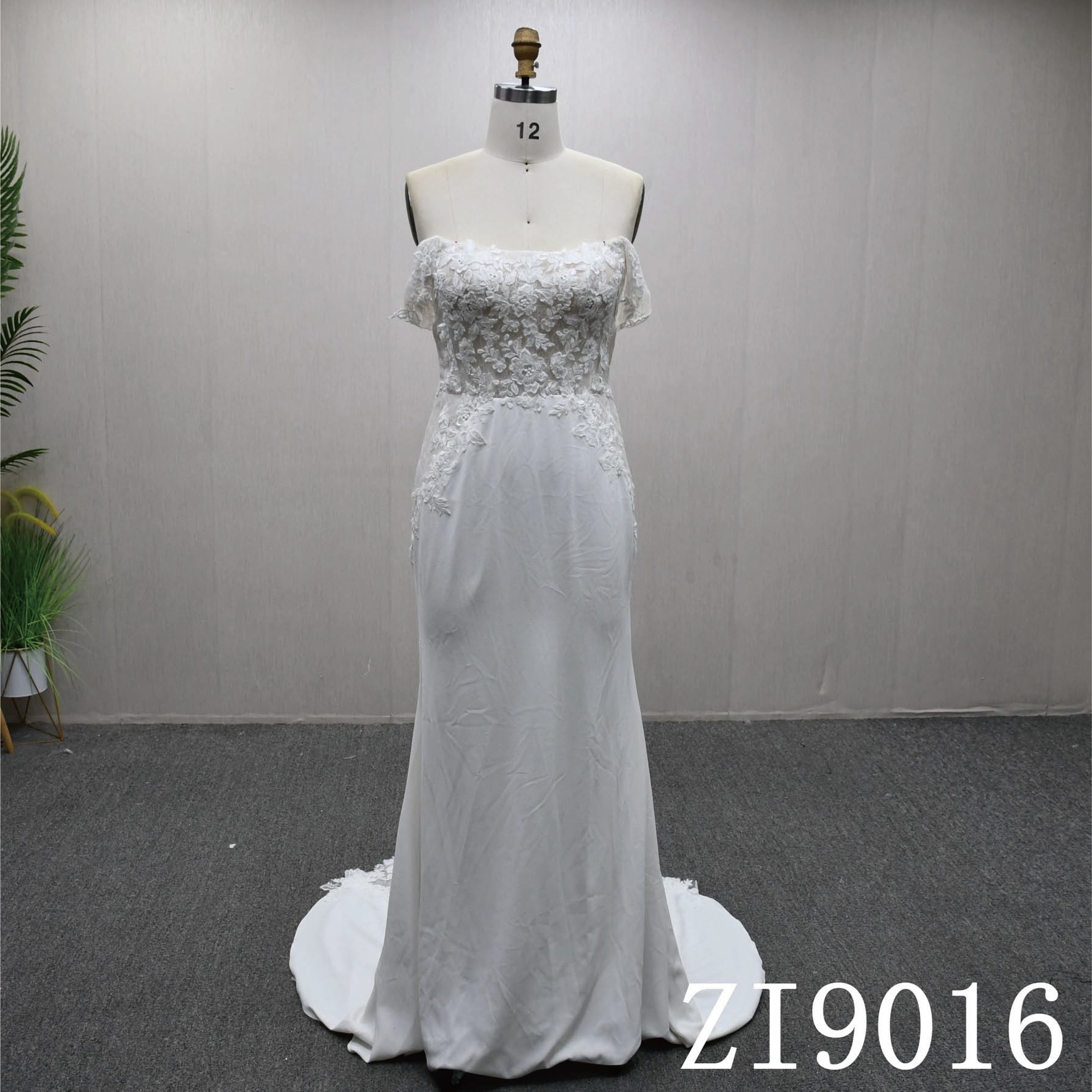 薔薇レース　くるみボタン　オフショルダー二の腕を隠せる　オフホワイト白　サテン光沢感　上品　前撮り二次会ドレスブライダル