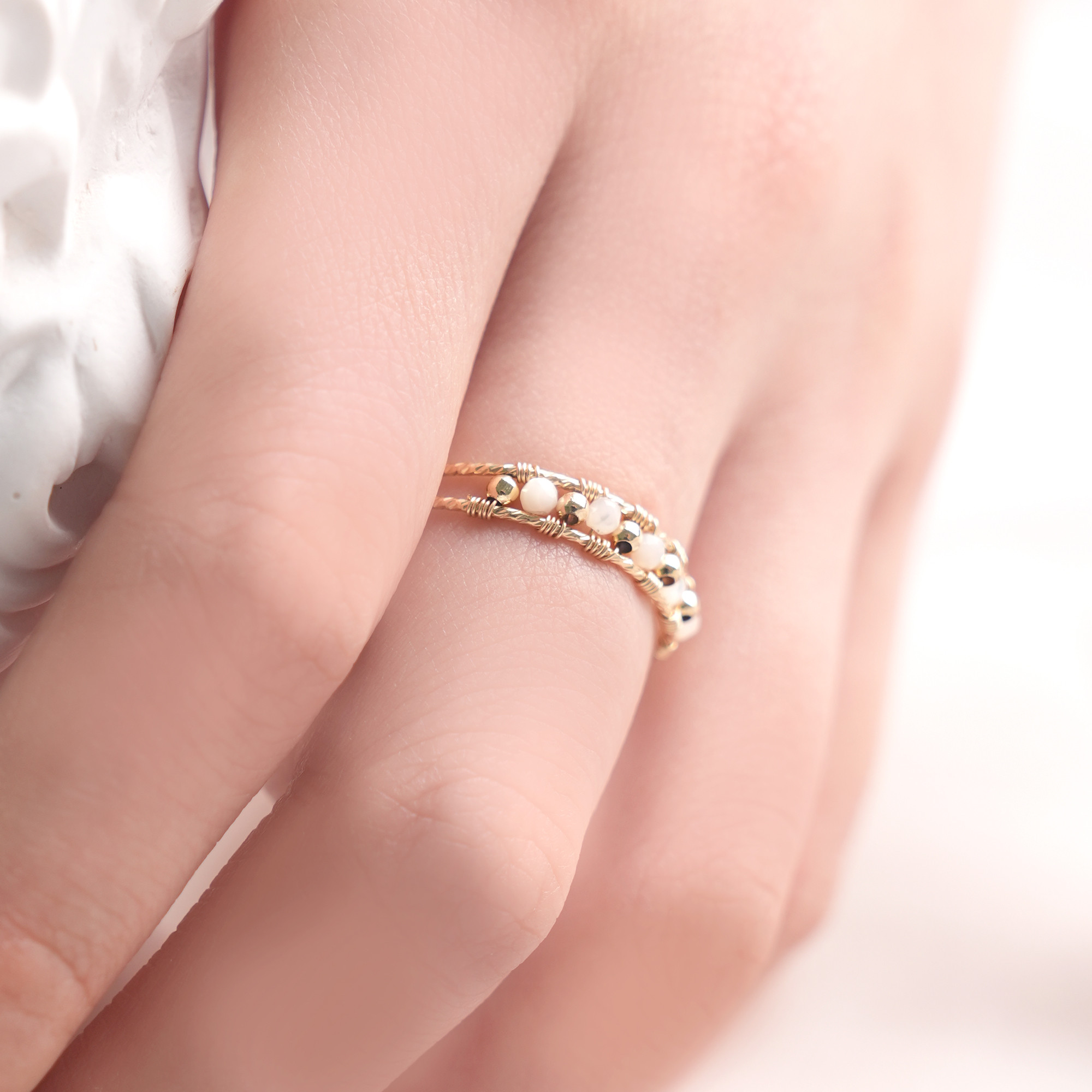 【オープン記念価格】上品 ベビーズブレスのシェルリング マザーオブパール 14Kゴールドフィルド ワイヤーワーク ギフト