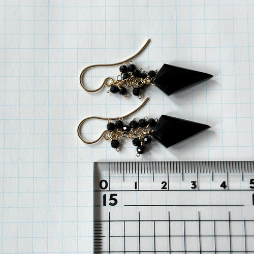 漆黒の尖塔｜ブラックオニキスとスピネルの建築的ピアス｜14kgf ピアス