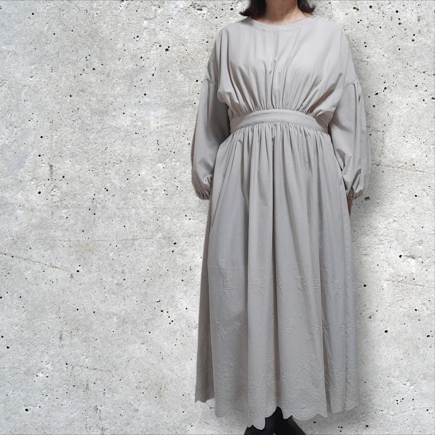 ウエストマークのギャザーワンピース