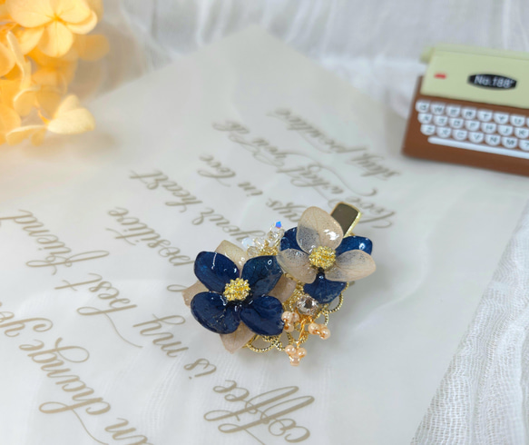 ブルーデューイプリザーブドフラワービーズヘアクリップ 2枚目の画像