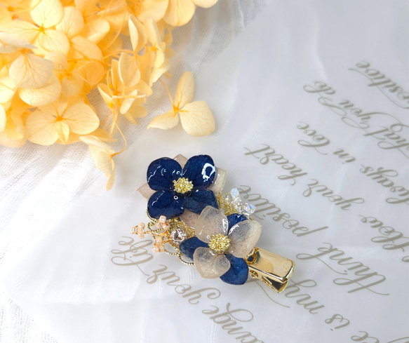 ブルーデューイプリザーブドフラワービーズヘアクリップ 1枚目の画像