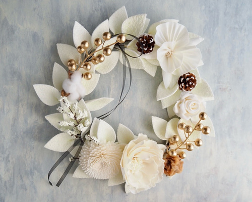 ホワイト＆ゴールドのソラフラワーリース／アーティフィシャルフラワー