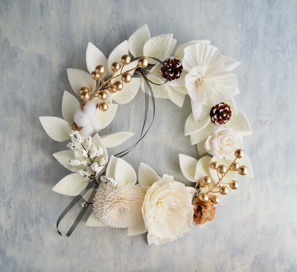 ホワイト＆ゴールドのソラフラワーリース／アーティフィシャルフラワー