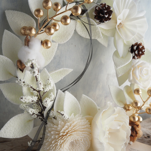 ホワイト＆ゴールドのソラフラワーリース／アーティフィシャルフラワー