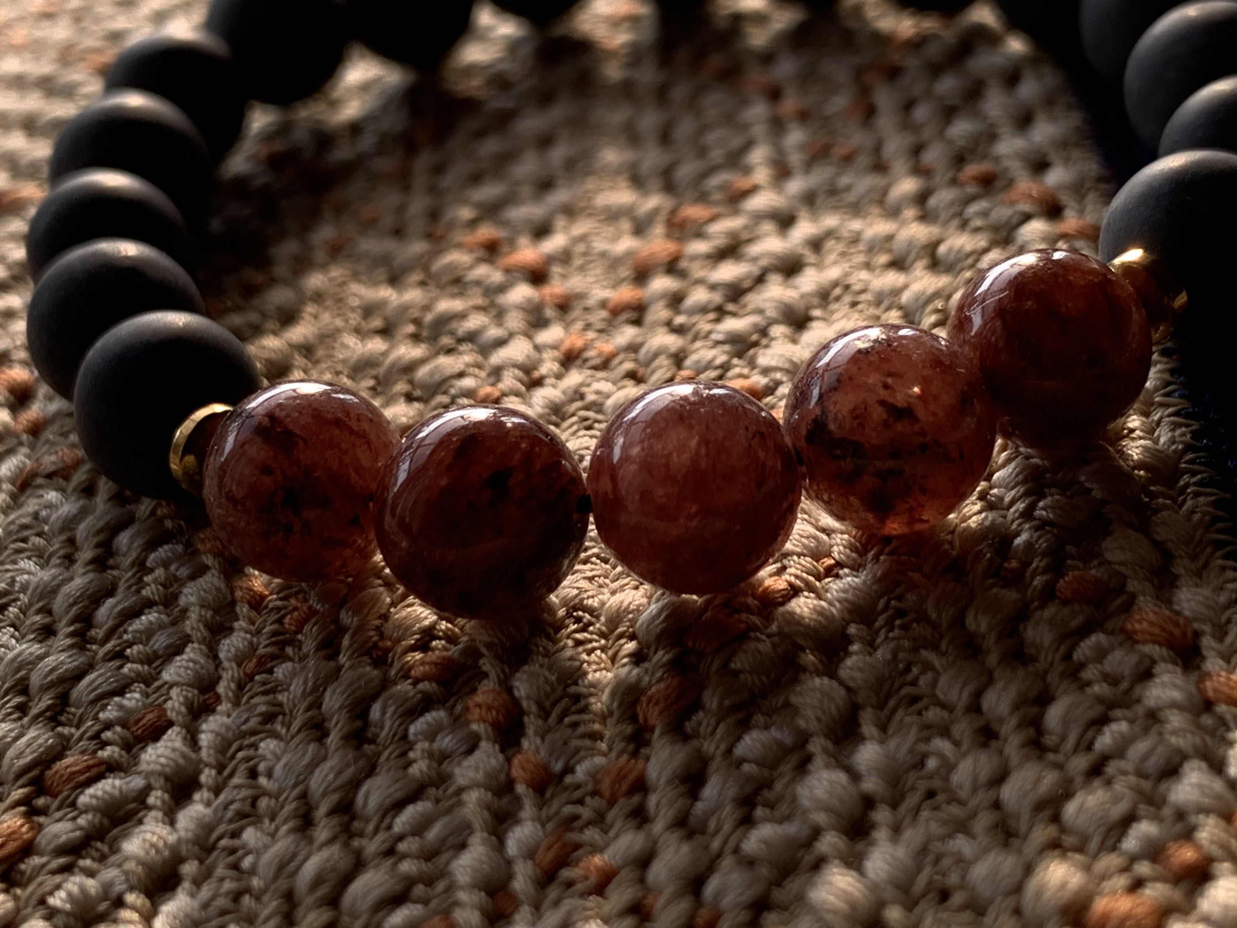 健康石・血液循環と新陳代謝のベン石「泗浜浮石」とストロベリークオーツのブレスレット