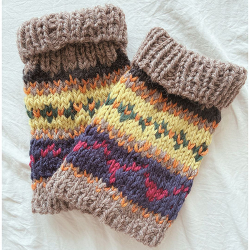 極太毛糸で編んだ編み込みレッグウォーマー〜ショート丈〜 靴下 AKARI