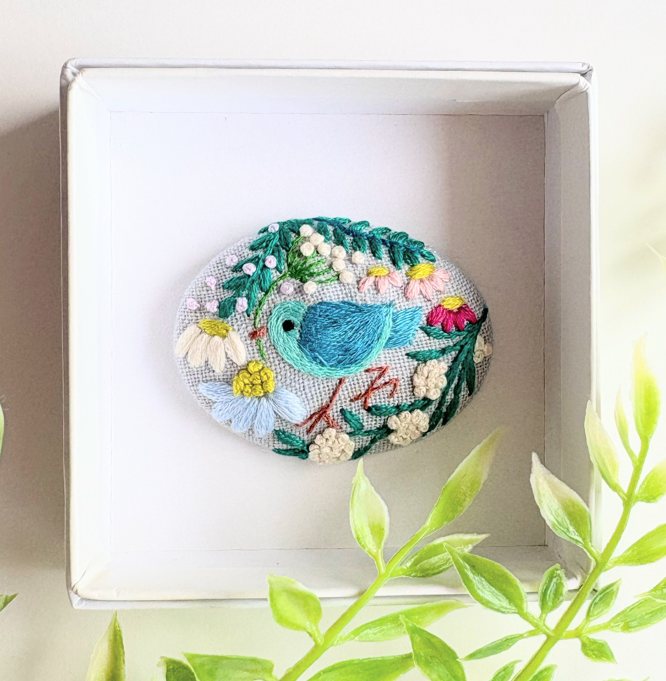 ことりと草花の刺繍ブローチ【Botanical】#418