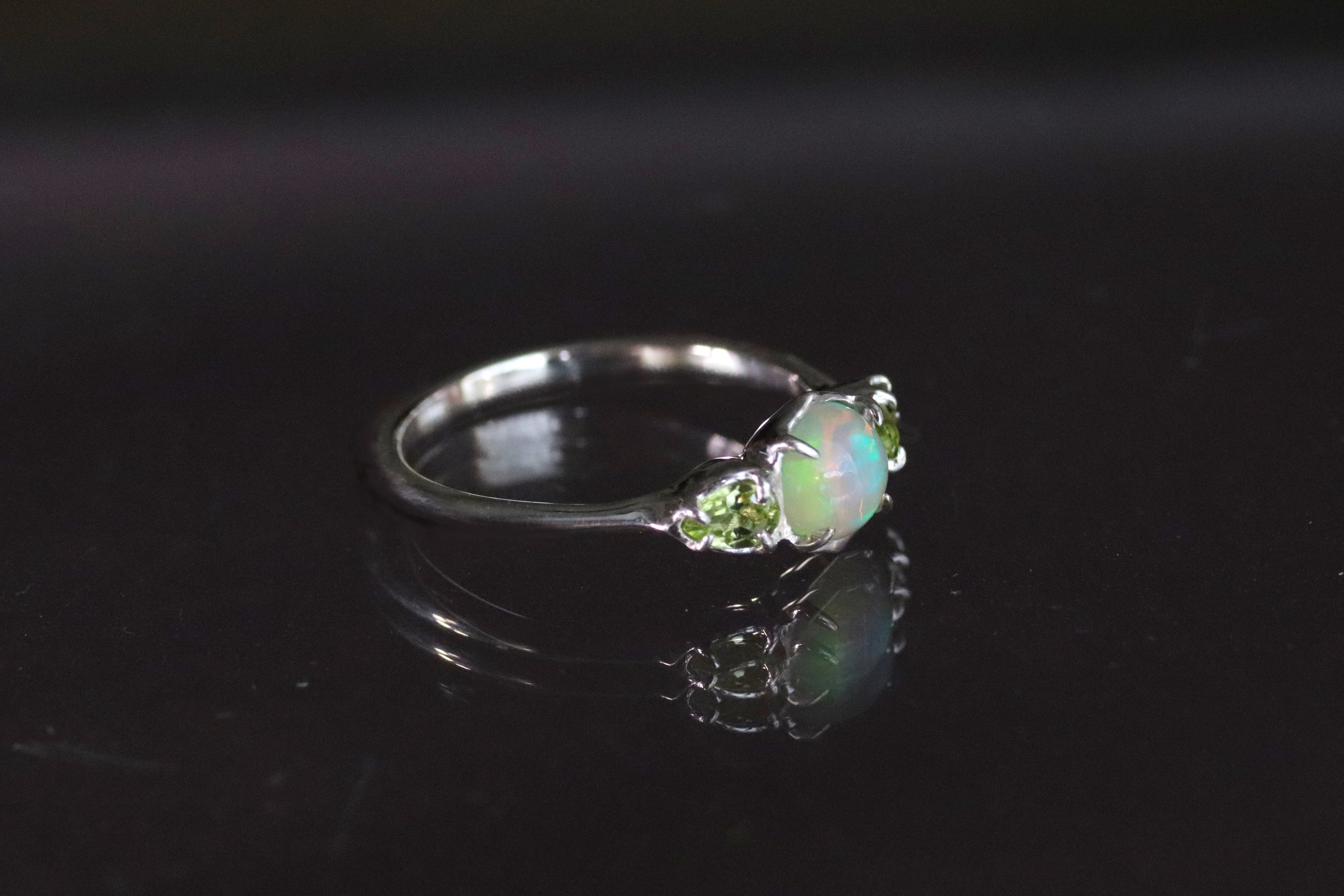 天然オパール約0.5カラットとペリドット２石のシルバーリング　シルバー925　一点物