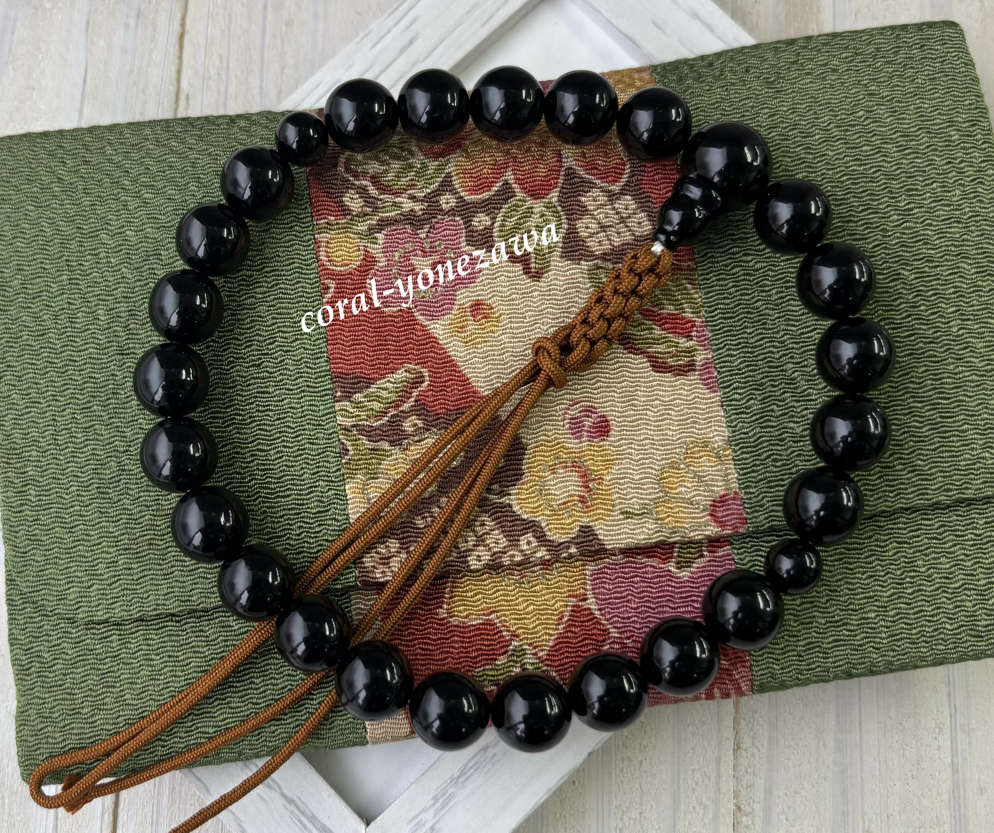 貴重な深みのある黒サンゴお念珠.片手〜芥子色房〜