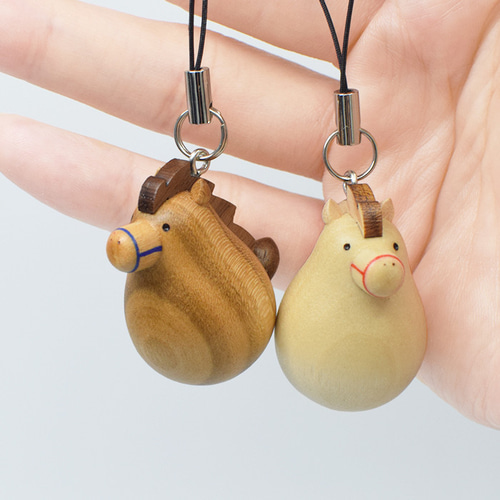 2026年 干支 午 まる~い 木製ストラップ 馬【白うま、薄茶うま】干支