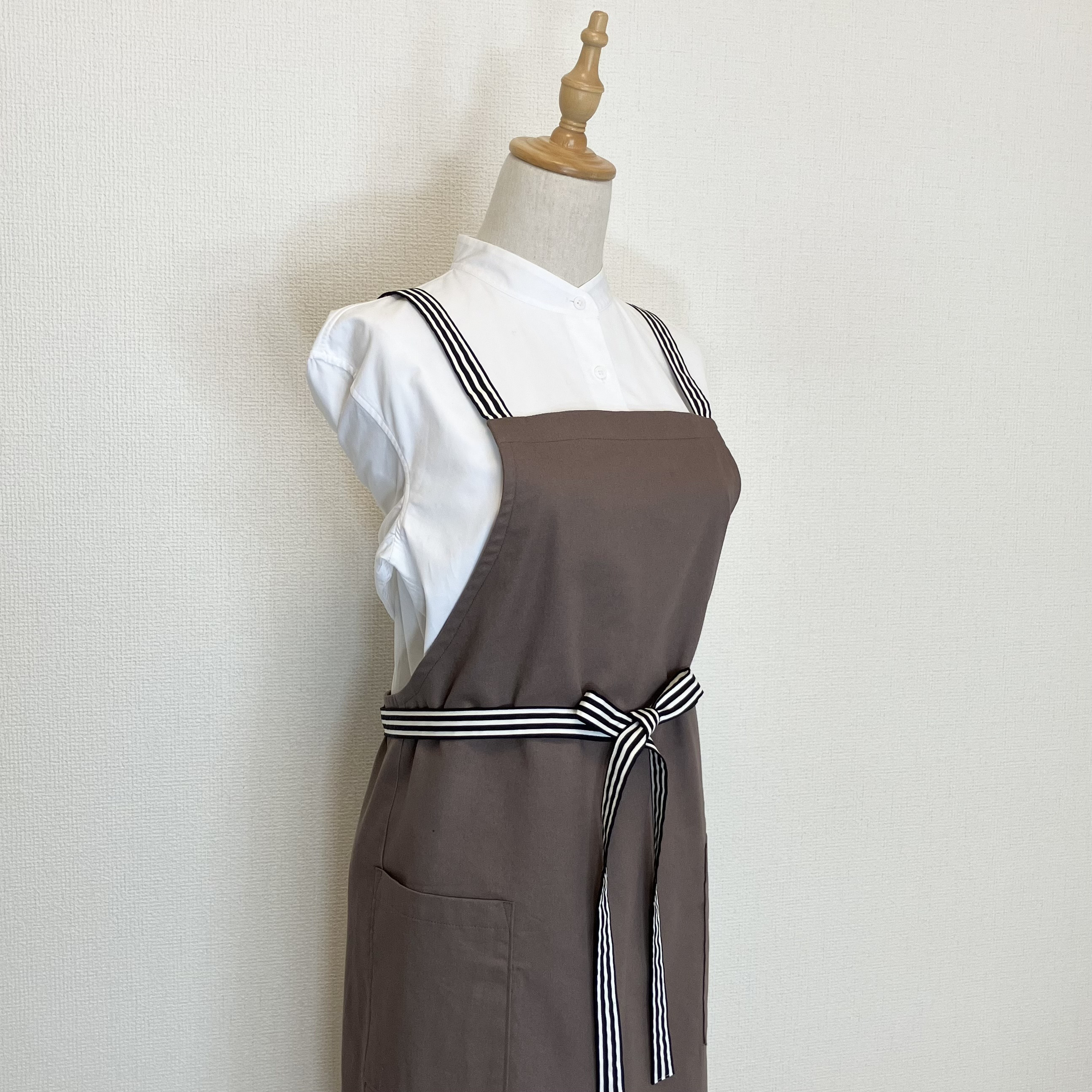 クロスバックエプロン《ミルクブラウン×ストライプ》肩が凝らないエプロン