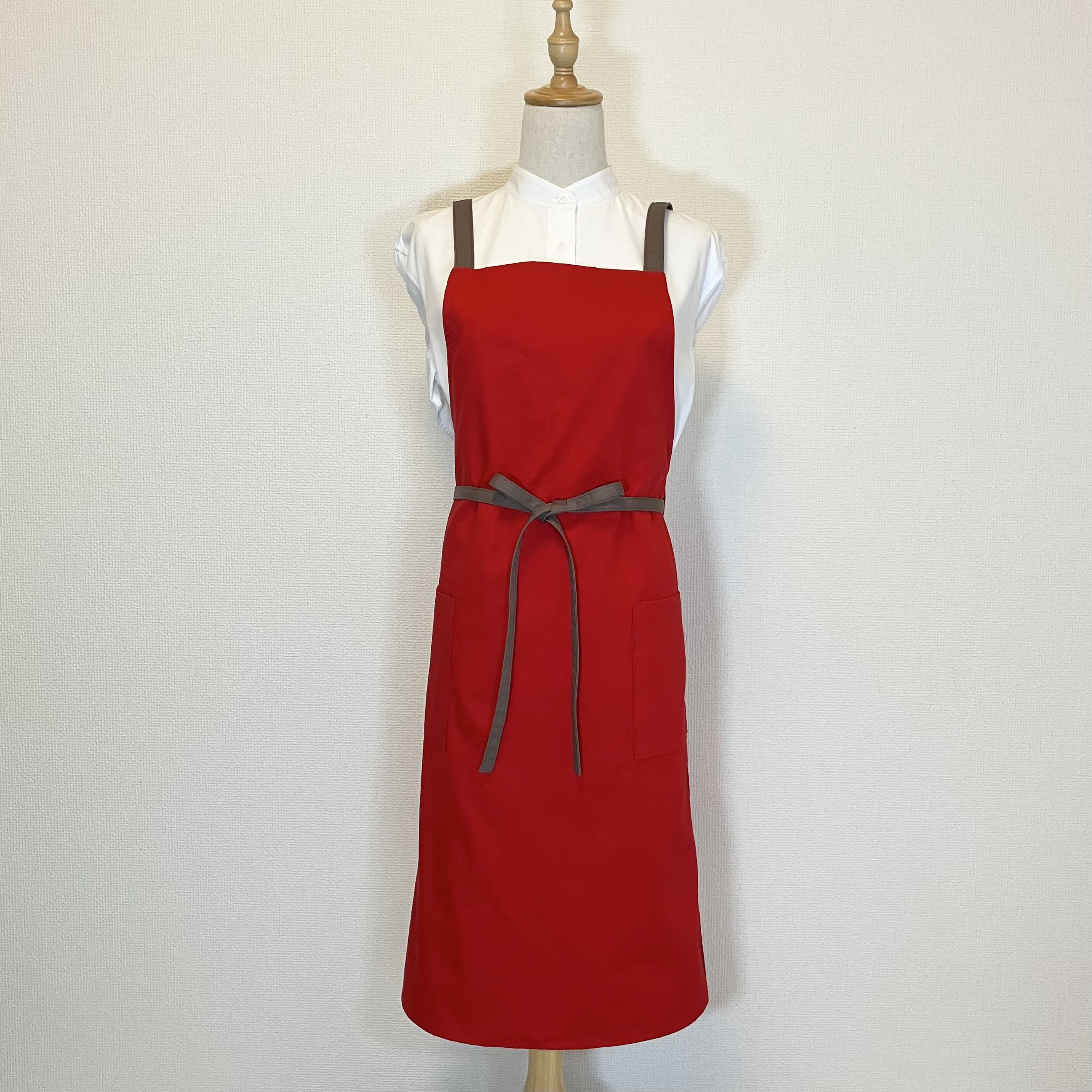 クロスバックエプロン《赤×ミルクブラウン》お尻が隠れるエプロン