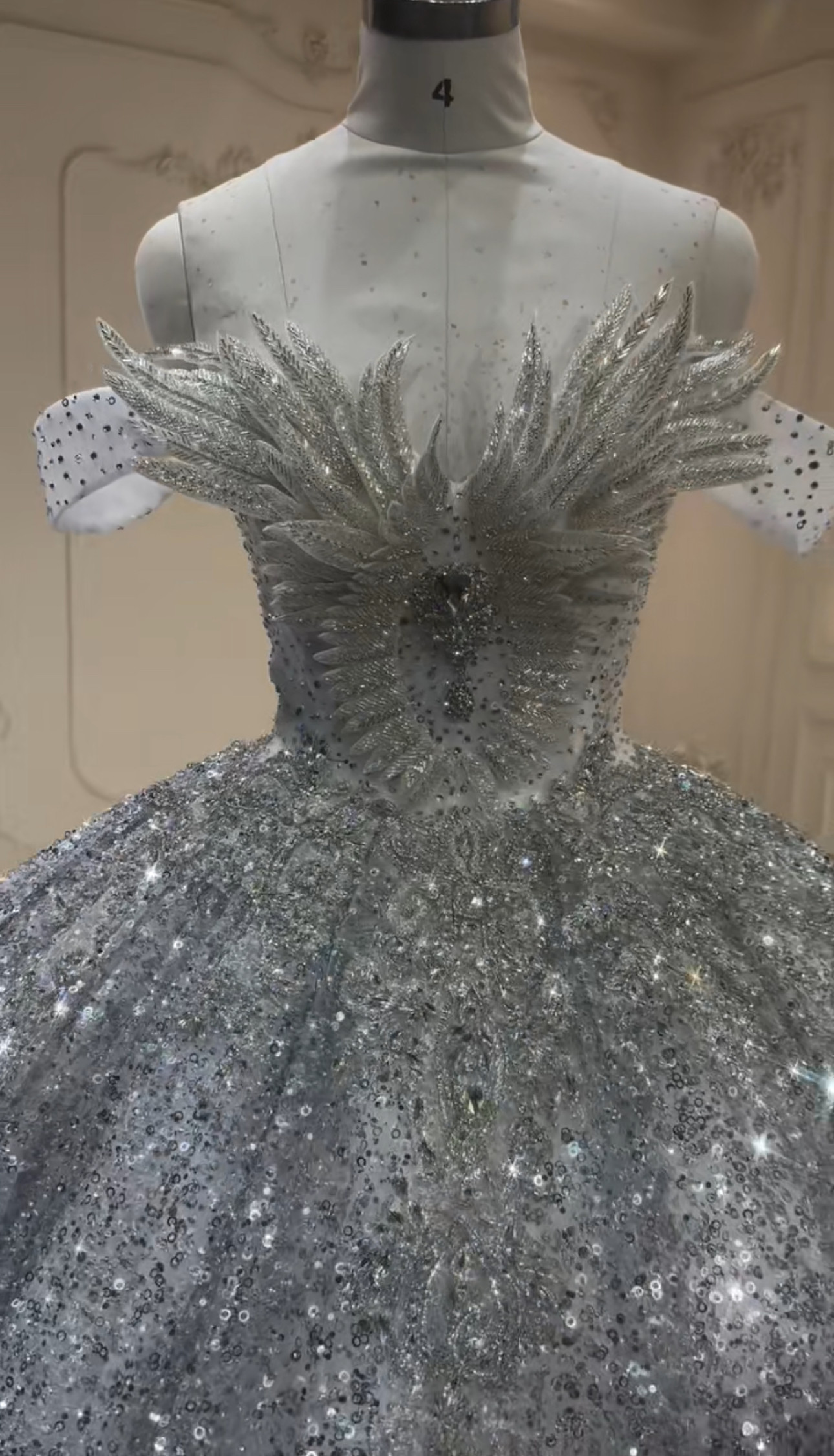 WEB限定　おしゃれ　グラテーション　シルバー　ラメ入りスパコール付き　オフショルダー　プリンセスライン　ボリューム挙式