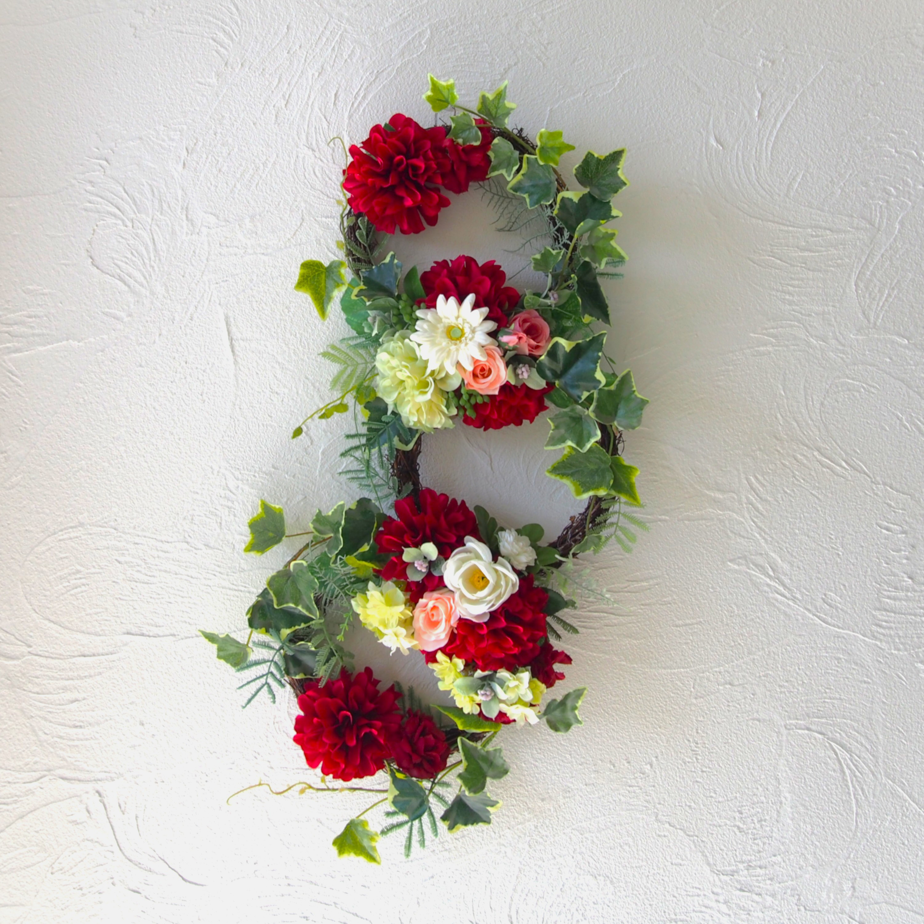 ◆赤ダリアの3連のリース◆造花・壁掛け・ギフト・玄関・新築 祝い・結婚祝い・誕生日