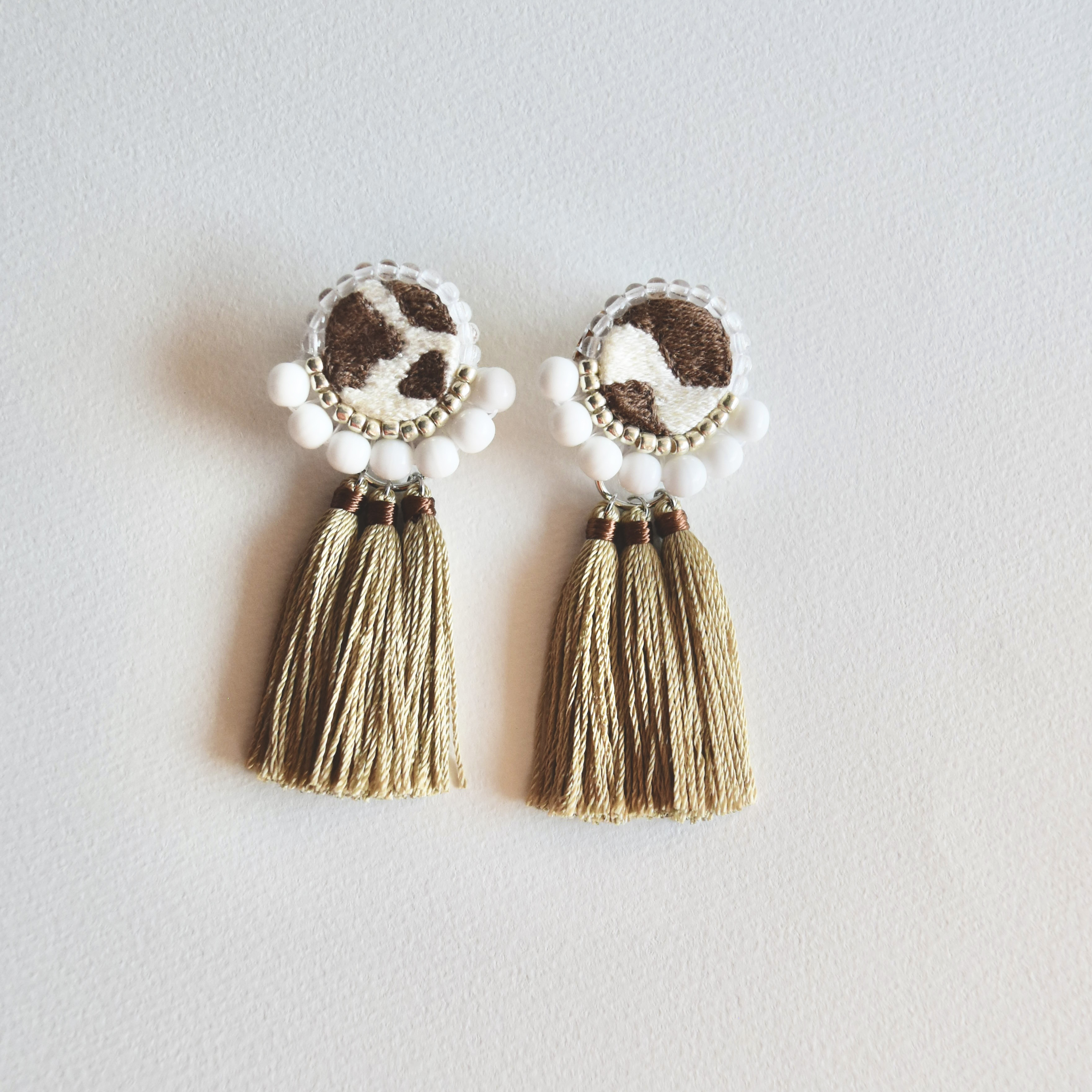 牛柄-mougara-〈ガンジー種〉｜ピアス｜手刺繍×ビーズ×タッセル｜(ホワイト×シャンパンベージュ)｜