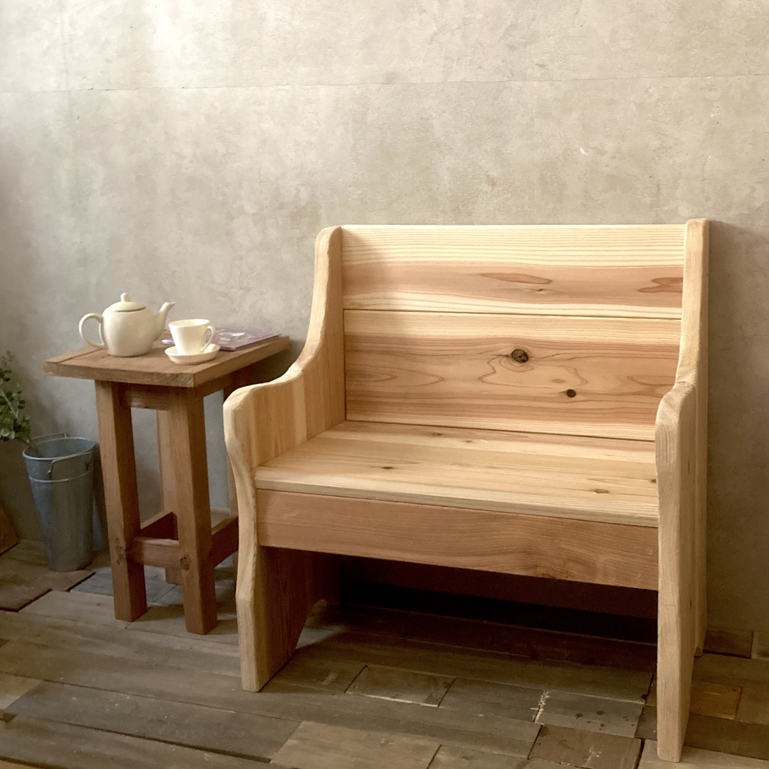 やさしい曲線のチャペルベンチ｜木の質感が心地よい1人掛けチェア