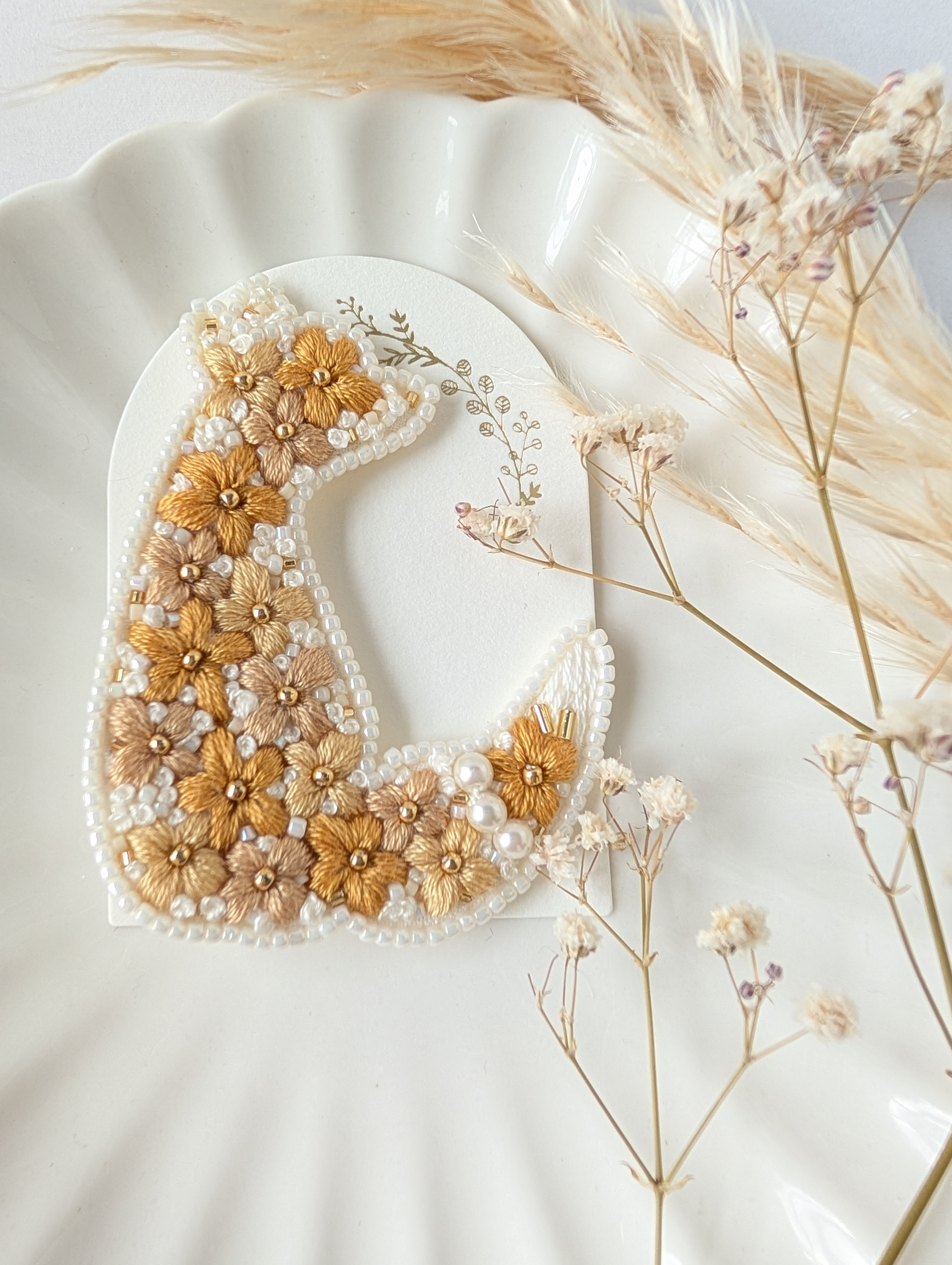 花きつねの刺繍ブローチ/しっぽにおめかしパール