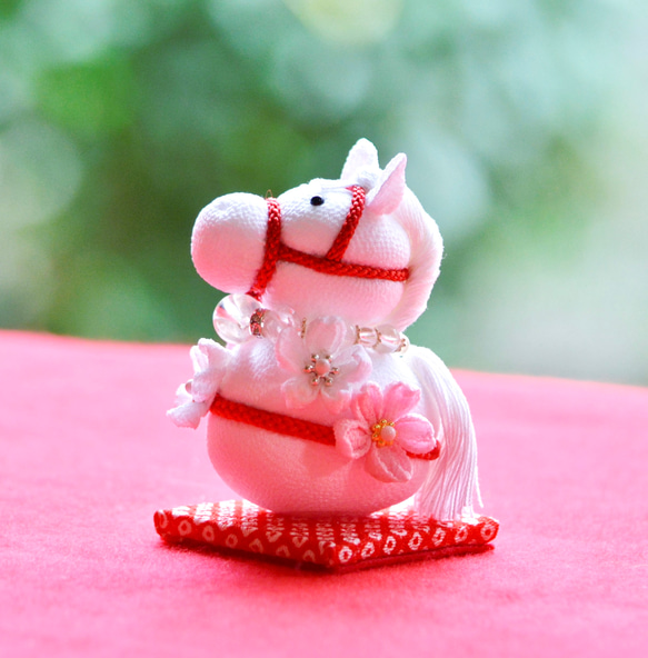 在庫限り「干支 ちりめん桜馬 水晶首飾り付き幸せお守り白馬さん