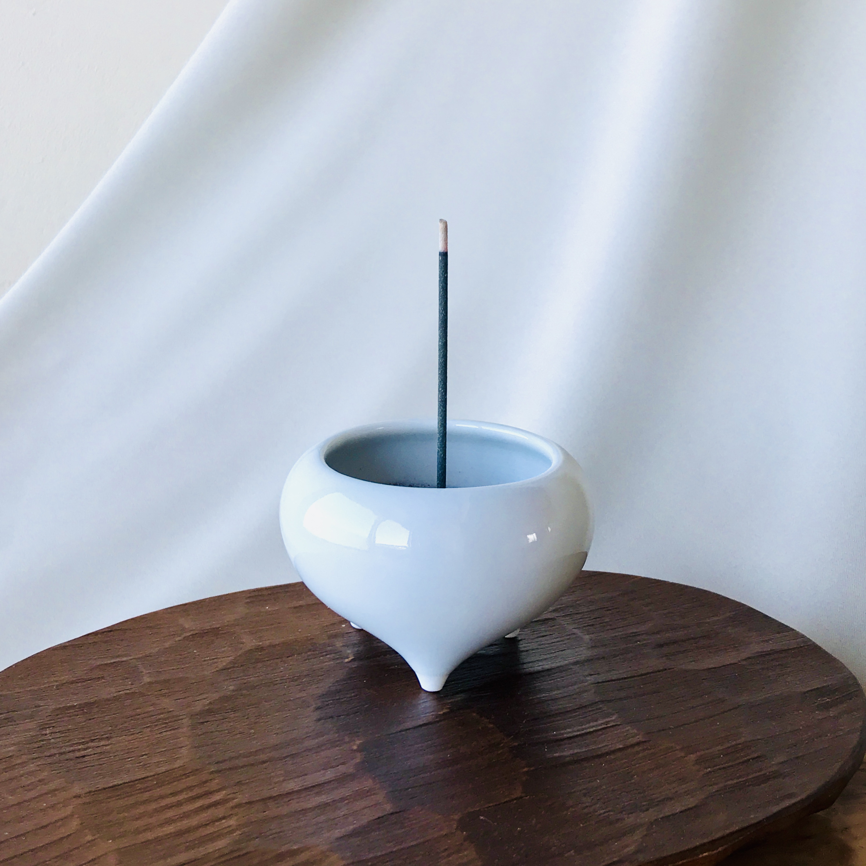 小さな白磁香炉　＜香立て・お線香立て・三つ足＞　　　　　直径７.５㎝