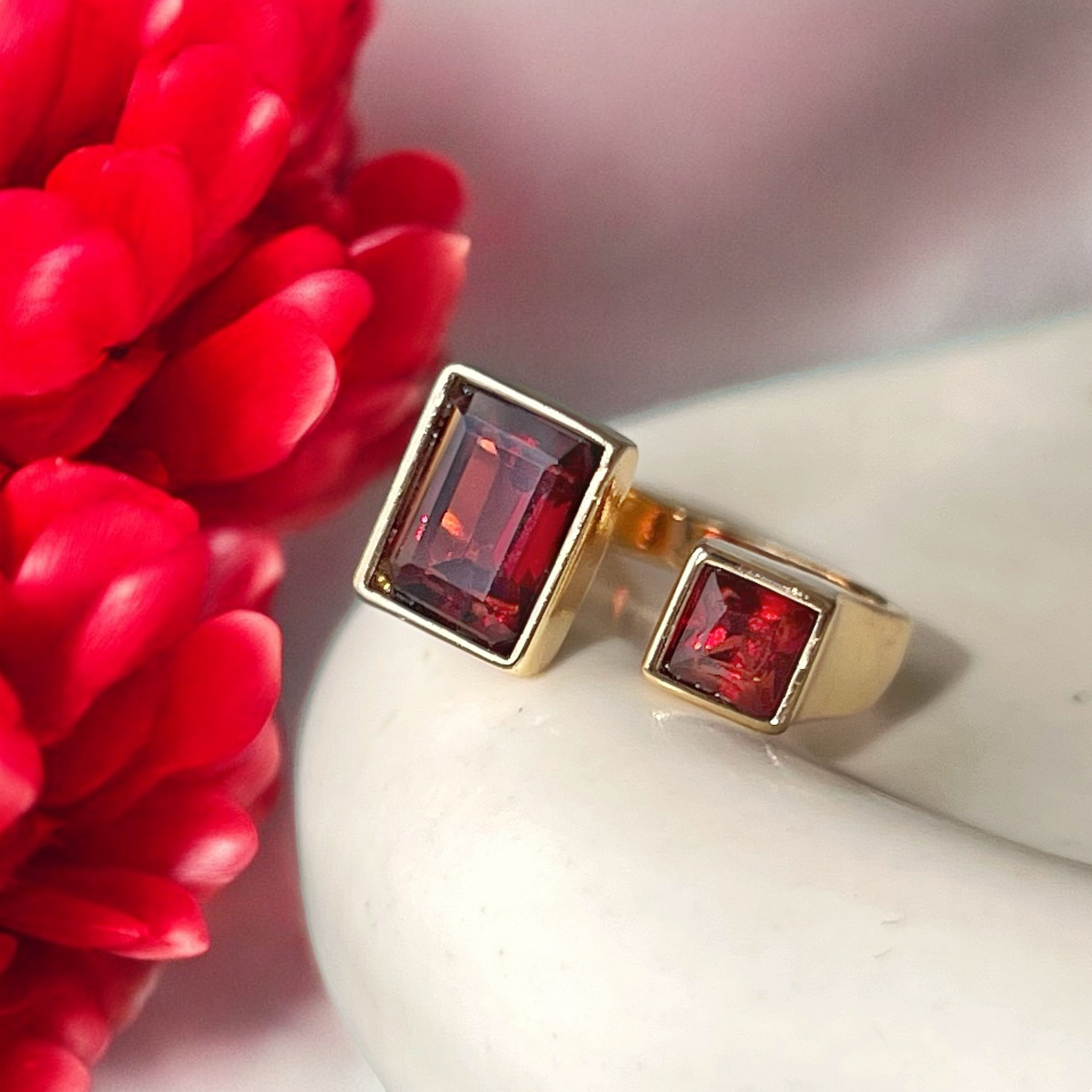 【JORIE】ガーネットの真紅フォークリング　大粒　1月誕生石