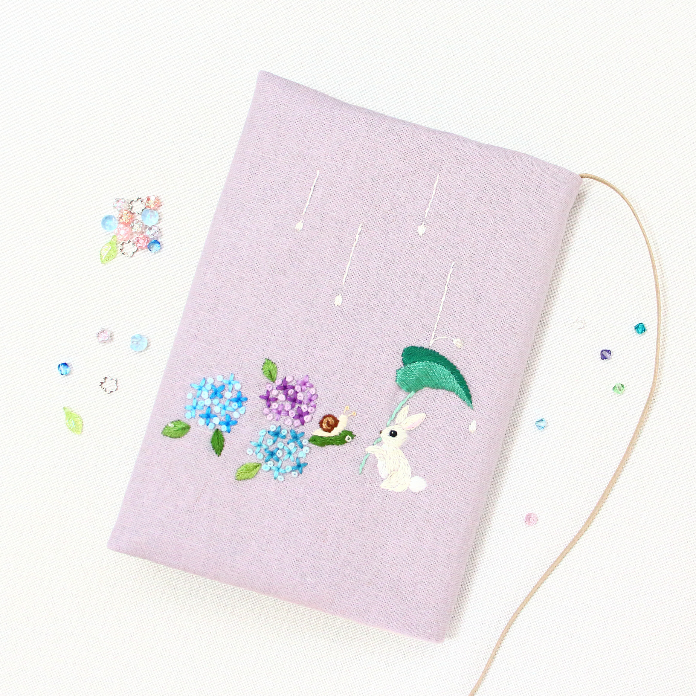 ブックカバー　紫陽花とうさぎ　刺繍