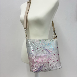 孔雀柄の帯リメイクショルダーバッグ｜キラキラ金糸 孔雀柄の帯リメイクショルダーバッグ｜キラキラ金糸 ショルダーバッグ