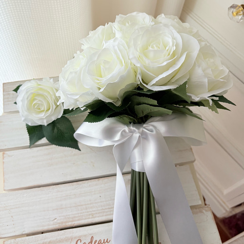 白いバラ ラウンド クラッチブーケ ウェディングブーケ アーティ