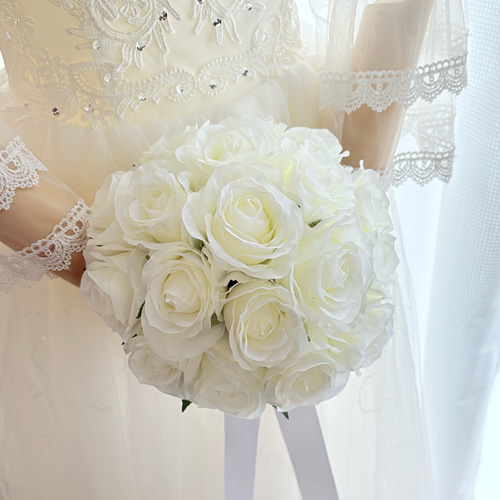 白いバラ ラウンド クラッチブーケ ウェディングブーケ アーティ