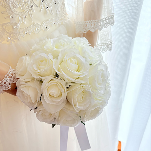 オーダーメイド　アーティフィシャルフラワー高級造花ホワイトローズ　クラッチブーケ 白いバラ ラウンド クラッチブーケ ウェディングブーケ アーティ