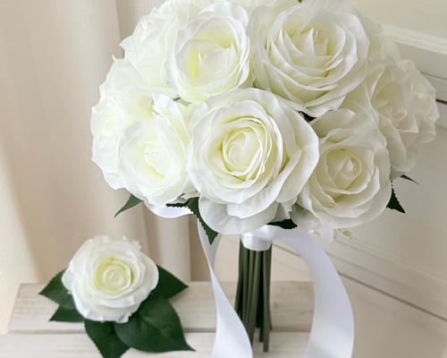 白いバラ ラウンド クラッチブーケ ウェディングブーケ アーティ