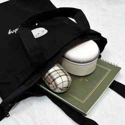 シマエナガの刺繍のファスナー付きキャンバス トートバッグ A4 レディース＜ブラック＞ 4枚目の画像