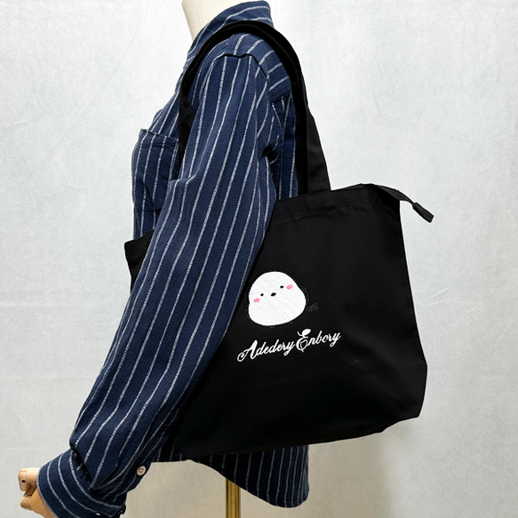 シマエナガの刺繍のファスナー付きキャンバス トートバッグ A4 レディース＜ブラック＞ 2枚目の画像
