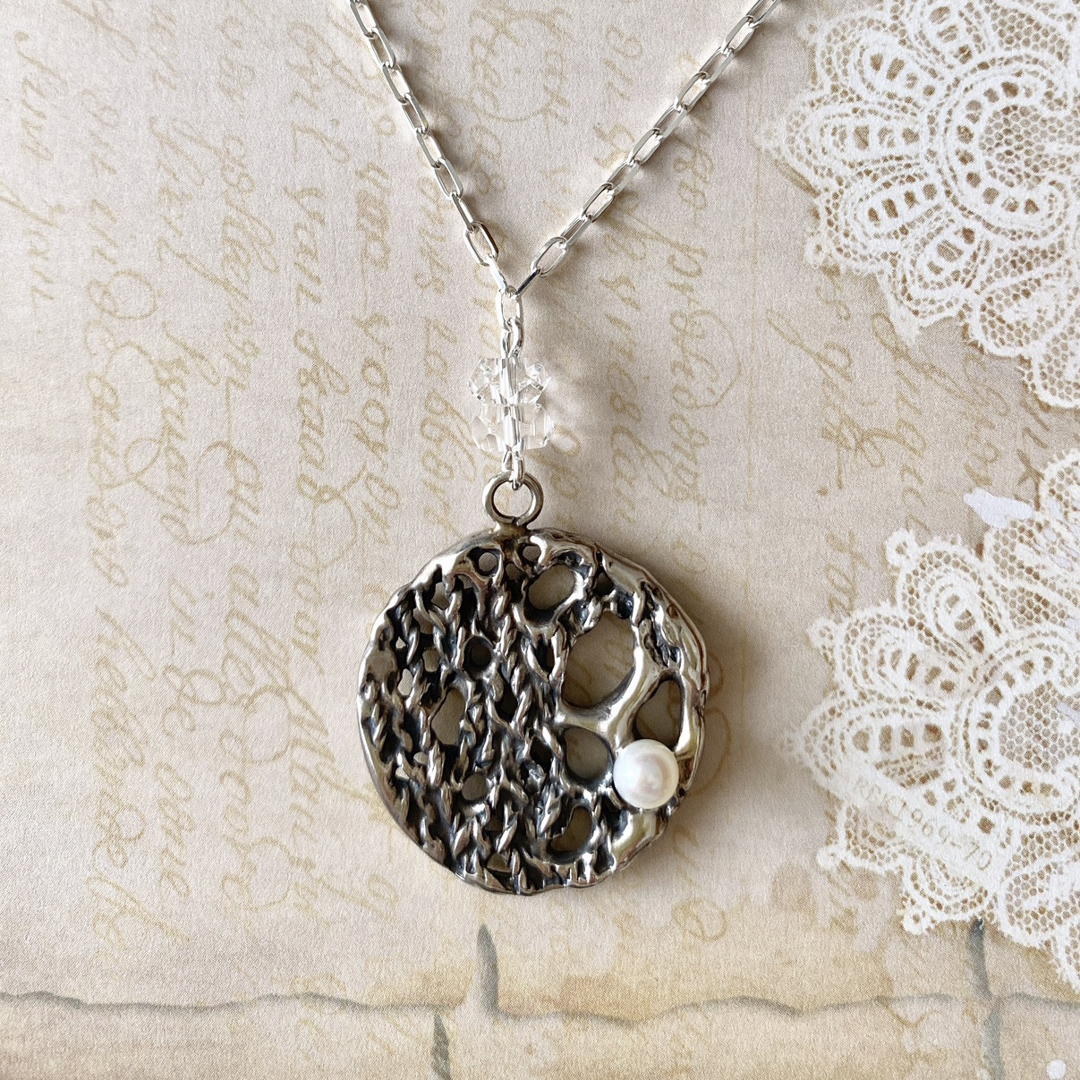 編み目モチーフのシルバーネックレス