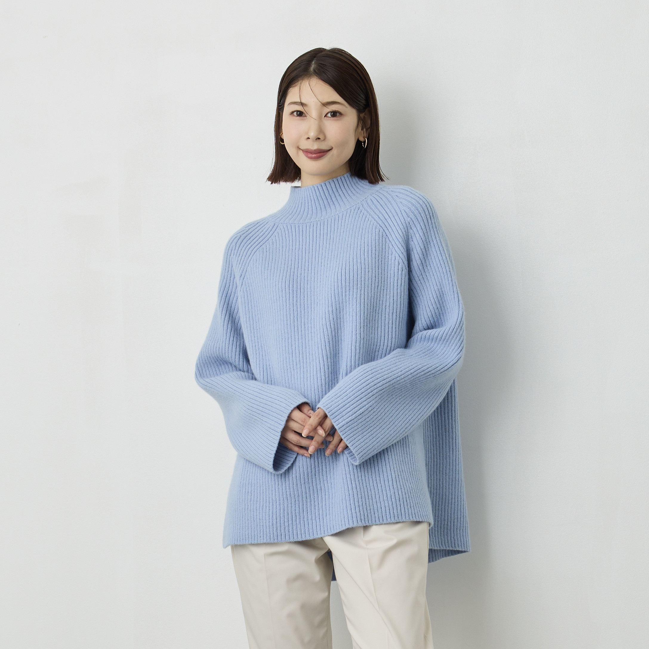 １枚であったかもちもち♡やわらかな肌触り ハイネック リブニット サックス  洗濯機で洗える　サイドスリット