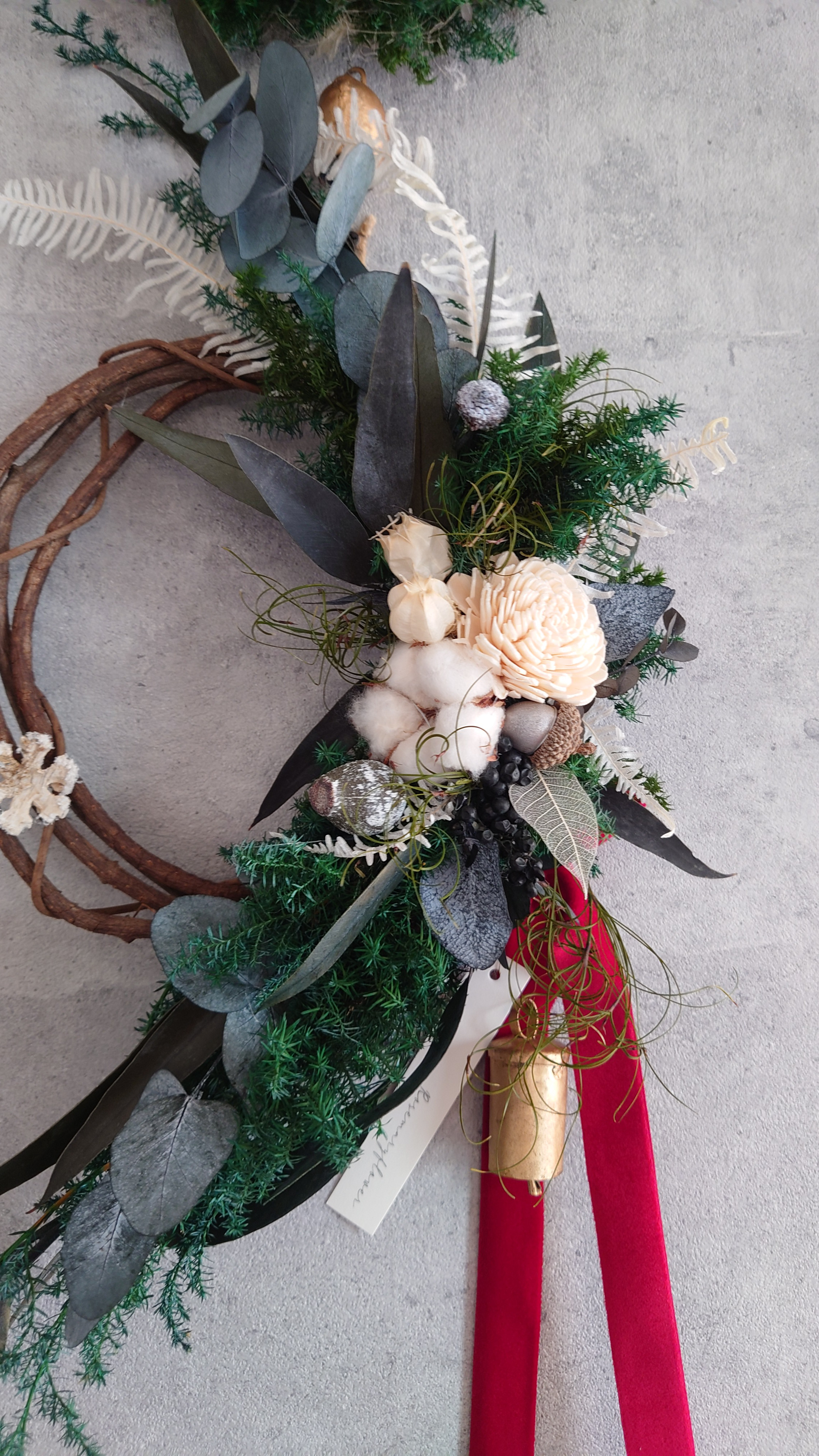 長く楽しめるChristmasリース　Christmasらしい赤いリボンでアレンジ