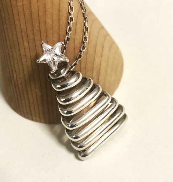 星のクリスマス！胸元に輝く小さなクリスマスツリーですスターカットのジルコニアがキラリと輝きます