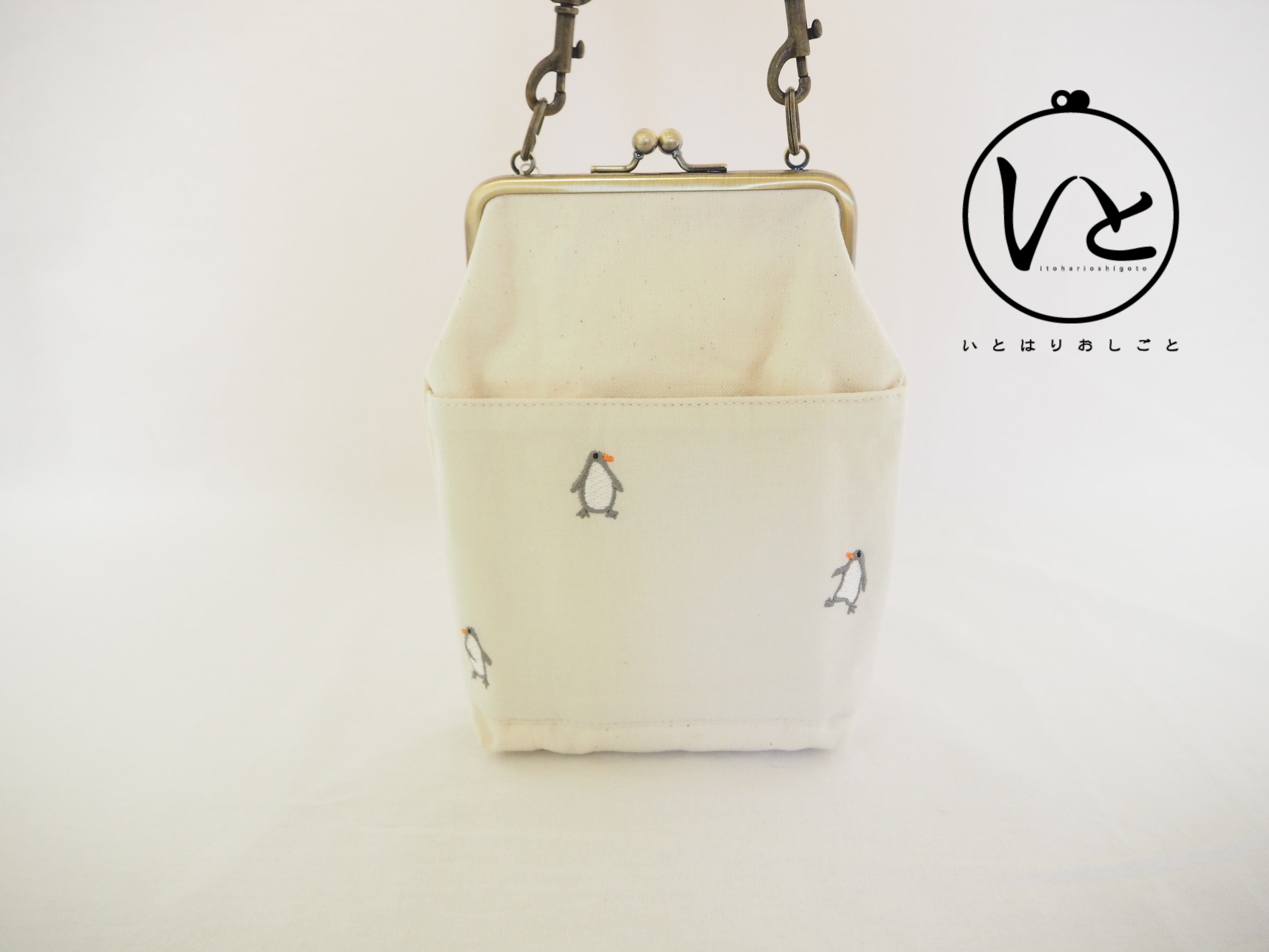 ペンギン刺繍とキナリ帆布のがまぐちおさんぽポーチ｜スマホポシェット｜斜め掛け｜外ポケット付き｜ナチュラル｜ミニマルサイズ