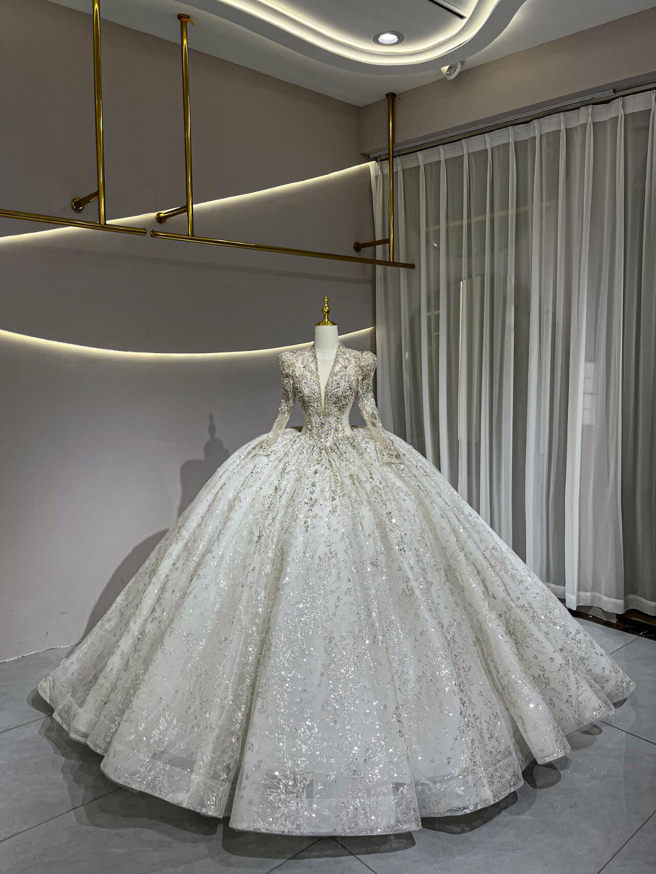 華やかなウェディングドレス　長袖　深めvネック　優雅　上品キラキラグッリター　ラメ入り　プリンセスライン　背中空き結婚式