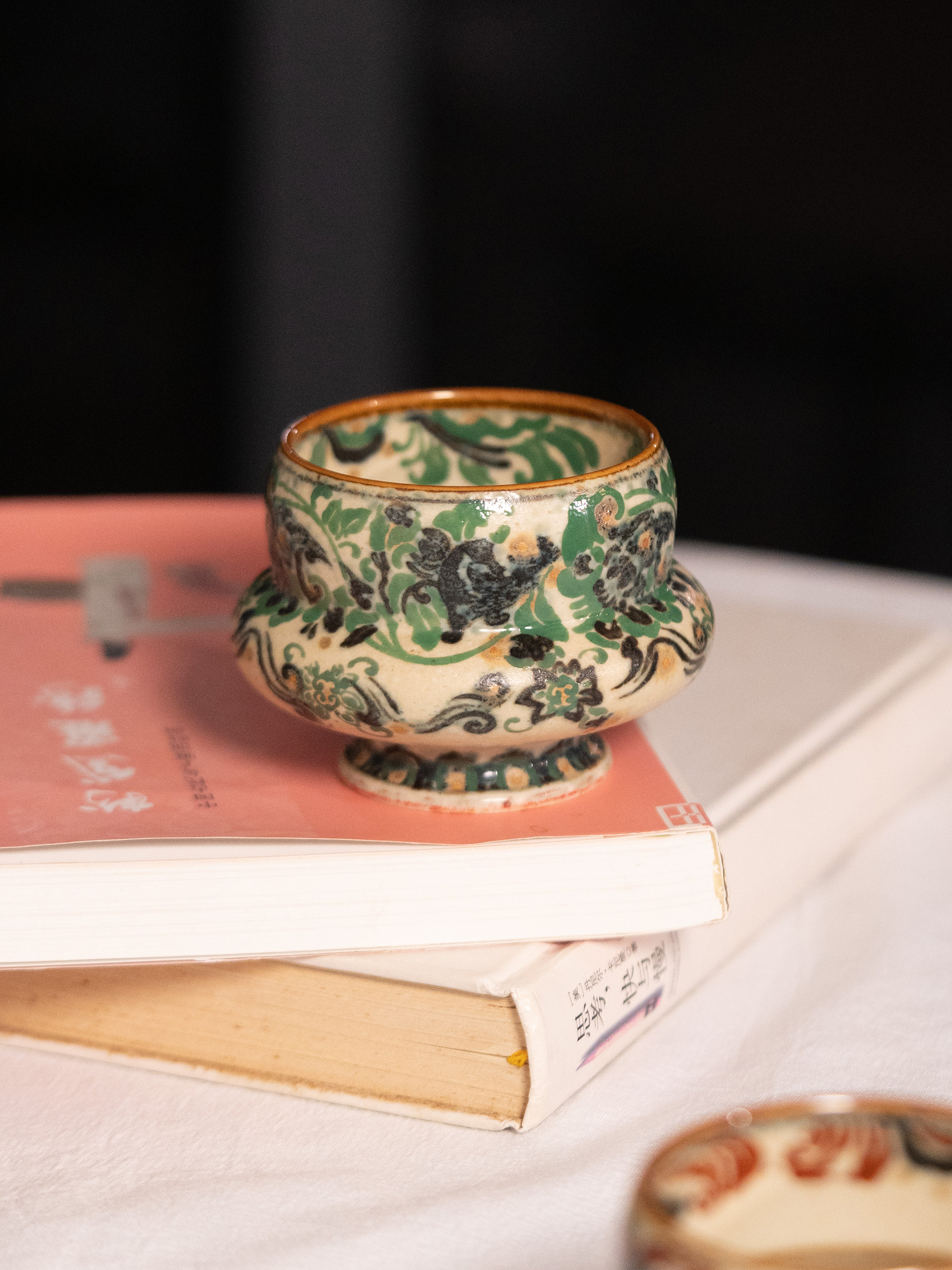 詩瓷集｜中華唐風·敦煌巻草シリーズ｜赤・緑の小さなカップ（景徳鎮製・約230ml）釉下彩青花染付+釉上彩茶碗