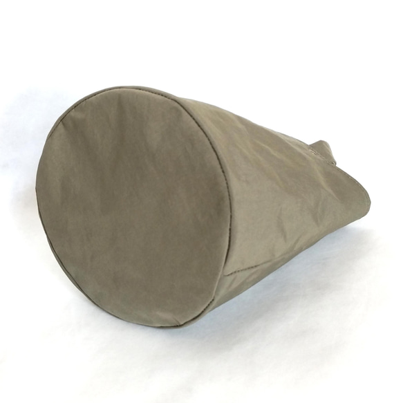 丸底バケツトートバッグ　Sサイズ　塩縮ナイロン　グレージュ　グレーベージュ灰　軽量　アウトドア 4枚目の画像